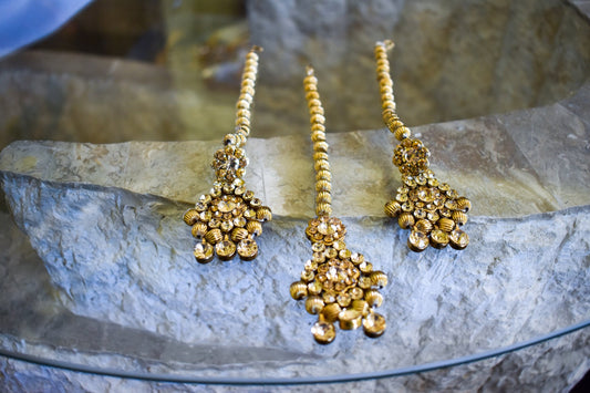 ‘Saanvi’ Tikka Set with Ear Chain